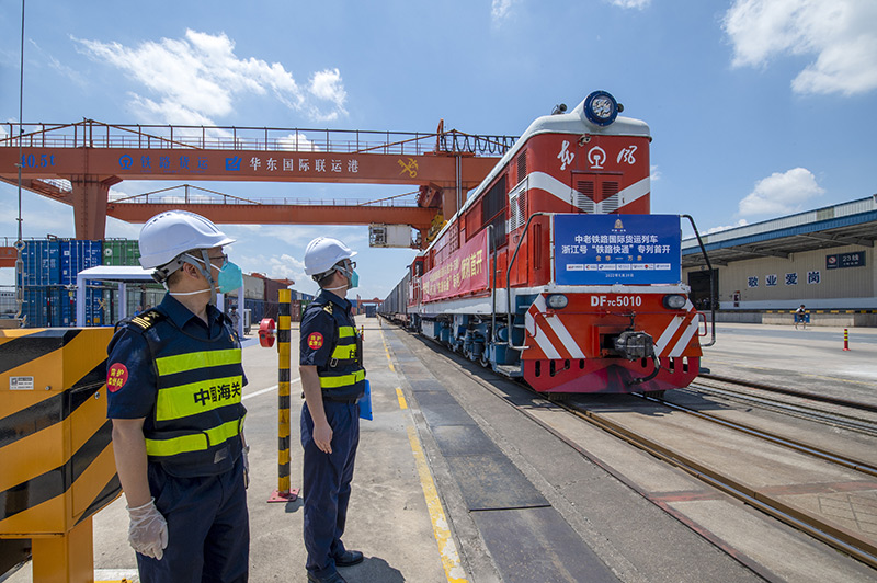 2022年6月29日，浙江金華，中老鐵路國(guó)際貨運(yùn)列車浙江號(hào)“鐵路快通”首趟專列經(jīng)海關(guān)監(jiān)管后，從浙江省鐵路金華南站鳴笛啟程，經(jīng)磨憨口岸駛向老撾萬(wàn)象。